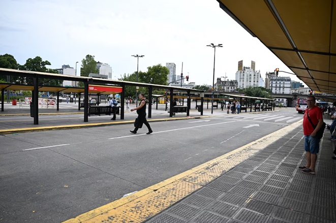 Paro de la CGT: crece la circulación de autos particulares y hay varias líneas de colectivos que prestan servicio