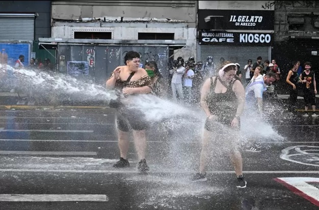 Incidentes y detenidos: la policía avanzó sobre los manifestantes y dispersó la protesta